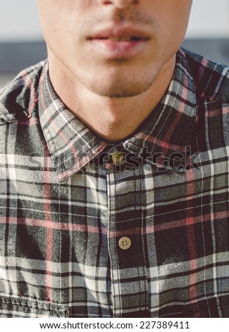Plaid shirt detail in the neck of a man