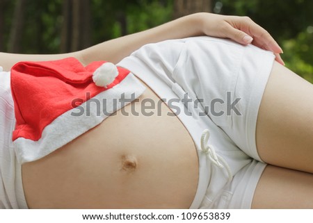 Christmas hat with pregnant mom, baby present