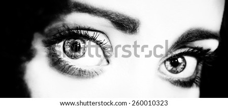 close up of a womans eyes focused on the closest