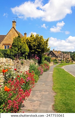 Pretty cottages along High Street, Broadway, Cotswolds, Worcestershire, England, UK, Western Europe.
