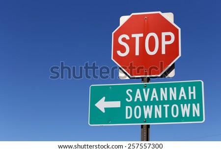 A road sign points the way to downtown Savannah, Georgia.