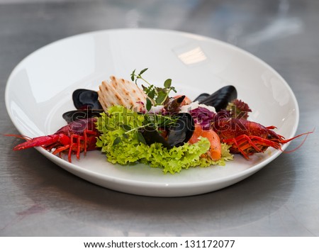 Salad with crayfish
