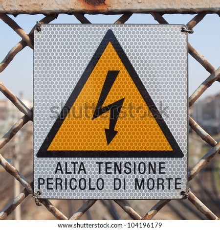 Sign of risk of electric shock by electrocution - in Italian