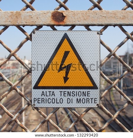 Sign of risk of electric shock by electrocution - in Italian