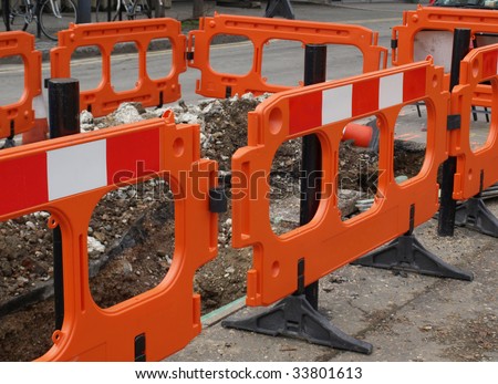 Street traffic barrier for temporary construction works