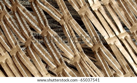 Ecological insulation material for packet packaging made of recycled corrugated cardboard - (16:9 ratio)