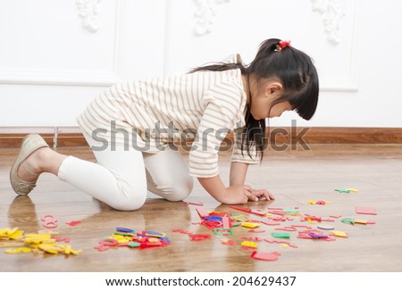 The little girl to play games, in the indoor floor
