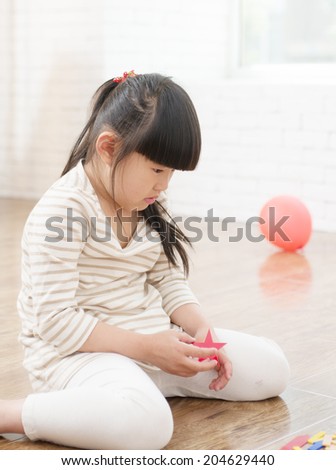 The little girl to play games, in the indoor floor