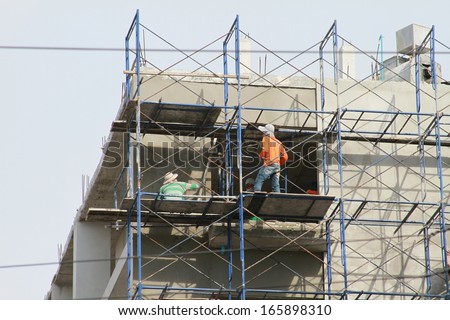 construction worker on a scaffold, symbolfoto for building, construction boom, labor protection