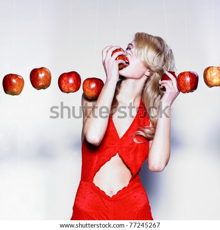 Young pretty woman in a fashionable dress with apples