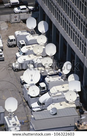 CIRCA 1999 - Media news coverage outside of courthouse