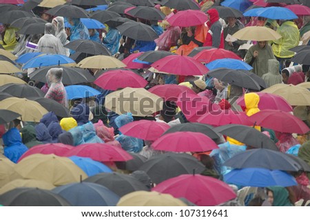Guests hold umbrellas in the rain as they attend the official opening ceremony of the Clinton Presidential Library November 18, 2004 in Little Rock, AK