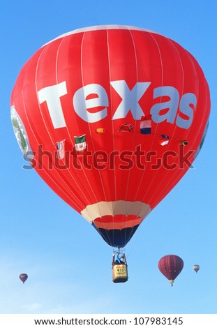 Welcome to Texas Sign on a hot air ballon.