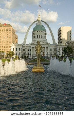 Kiener Plaza - The RunnerÂ?Â� fountain in front of historic Old Court House and Gateway Arch in St. Louis, Missouri