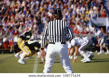 Rose Bowl Stadium, Pasadena, Ca - Circa 1991: Referee Watching Football Game In Rose Bowl Stadium In Pasadena, Ca