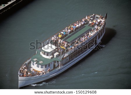 CHICAGO, ILLINOIS - CIRCA 1999: Tour Boat on Chicago River, Chicago, Illinois