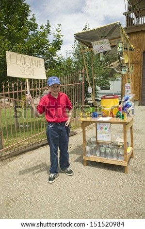 PINE MOUNTAIN CLUB, CALIFORNIA - CIRCA 2006: A little boy sells lemonade at a lemonade stand in Pine Mountain Club, California