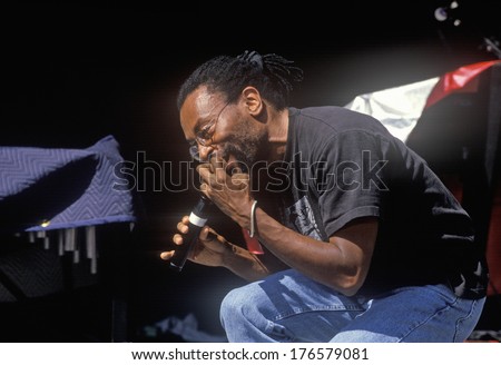 Bobby McFerrin sings to kids at the Rainforest Benefit, Greek Theater, Los Angeles, California
