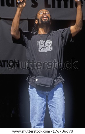 Bobby McFerrin sings to kids at the Rainforest Benefit, Greek Theater, Los Angeles, California