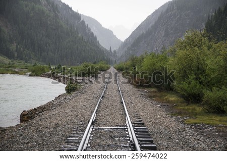 Raid Road tracks towards mountains and Animas River, Durango and Silverton Narrow Gauge Railroad, Silverton, Colorado, USA, 07.08.2014