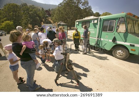 Media crews and forest service personnel meet with locals during Ventura County\'s Day Fire of 2006