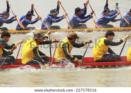 NONTHABURI, THAILAND - OCT 18: Thai long-boat Competition for Royal Championship Cup on October 18, 2014 in Nonthaburi,Thailand.