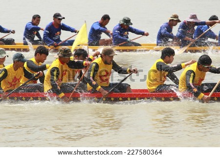 NONTHABURI, THAILAND - OCT 18: Thai long-boat Competition for Royal Championship Cup on October 18, 2014 in Nonthaburi,Thailand.