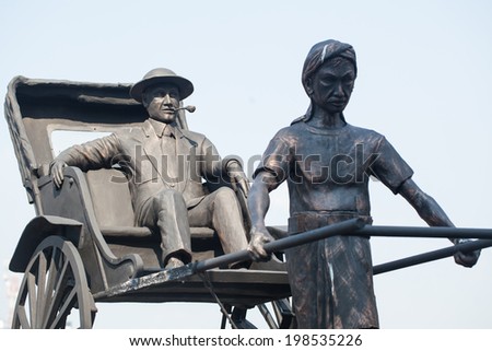 COLOMBO, SRI LANKA, MAR 24, 2014:monument - the servant from Sri Lanka pulls English lord