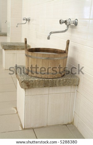 Bath with wooden washt-bad in modern hotel
