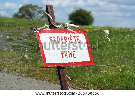 Hand painted sign indicates in French: propriÃ©tÃ© privÃ©, means private property