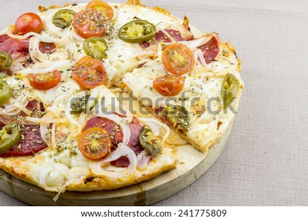 Vegetable pizza with tomato