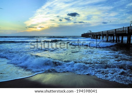 The Lake Worth Pier in Florida / The Tide Rushes In
