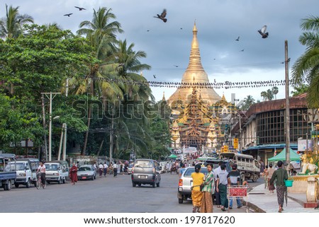 YANGON, MYANMAR - OCTOBER 22 : The way of life in the morning of Burmese at the the east gate of Shwedagon pagoda on October 22,2013 in Yangon, Myanmar.
