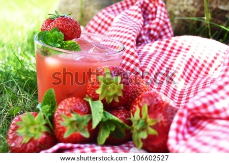 Strawberry lemonade with fresh strawberries