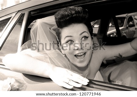unusual wedding photos with humor.bride in the car
