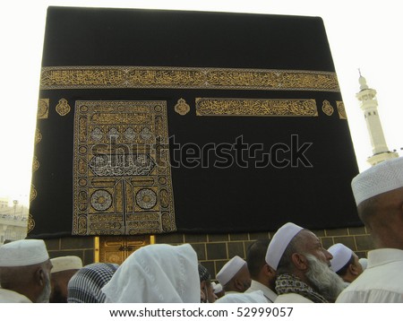 MAKKAH - JAN 2 : A close up view of kaaba door and the kiswah (cloth that covers the kaaba) at Masjidil Haram on Jan 2, 2008 in Makkah, Saudi Arabia. The door is made of pure gold.
