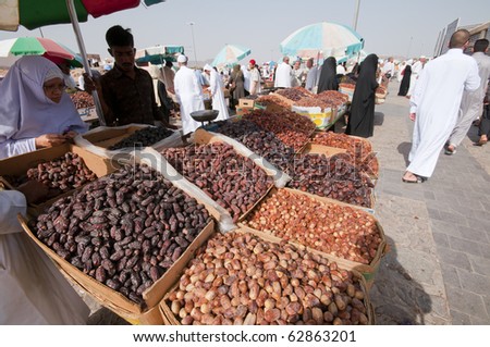 MEDINA,  SAUDI ARABIA - APRIL 21 : Arabs sell fresh dates at dates bazaar April 21, 2010 in Medina, Saudi Arabia. Dates are usually consumed by muslims around the world to break their fast.
