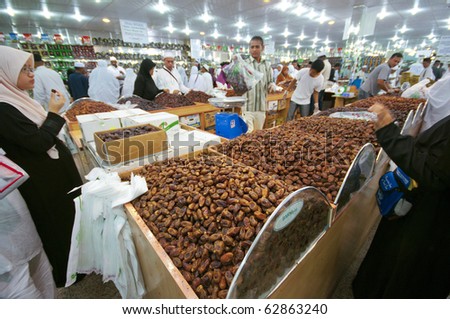 MEDINA,  SAUDI ARABIA - APRIL 21 : Arabs sell fresh dates at dates bazaar April 21, 2010 in Medina, Saudi Arabia. Dates are usually consumed by muslims around the world to break their fast.