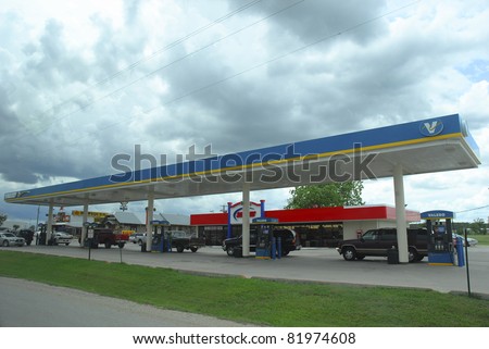 SAN MARCOS, TX-JULY 2 : Vehicles pump fuel at Valero pump station on July 2, 2006 in San Marcos, Texas. Valero fuel is one of the product under Valero Energy Corporation, based in San Antonio, Texas.