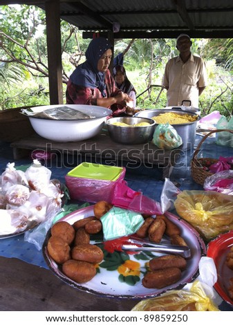 KUALA TERENGGANU, MALAYSIA-NOV. 27:Unidentified seller packs Terengganu traditional food \'nasi dagang\' on November 27, 2011 in K.Terengganu, Malaysia.\'Nasi dagang\' is a popular breakfast meal here.
