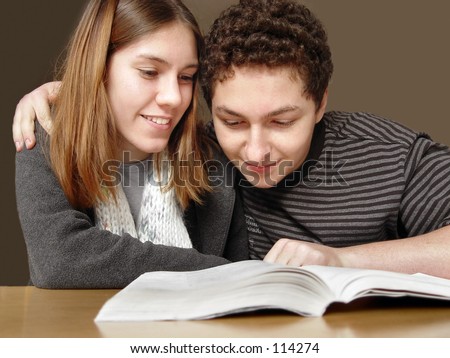 2 teenagers reading a book