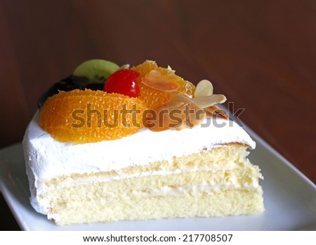 Mixed tropical fruit cake with white cream