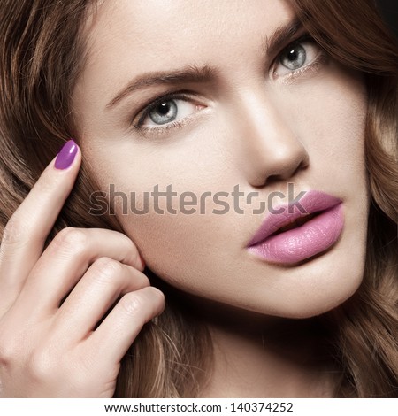 Glamour Portrait Of Beautiful Woman Model With Fresh Daily Makeup And Romantic Wavy Hairstyle. Fashion Shiny Highlighter On Skin, Sexy Gloss Lips Make-Up And Dark Eyebrows