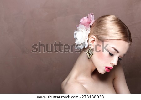 Beauty queen model with spring classic make up. Black arrows. Flowers in the hair. Natural shine skin. Blonde hair.
