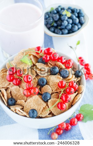 healthy breakfast: cereal with berries