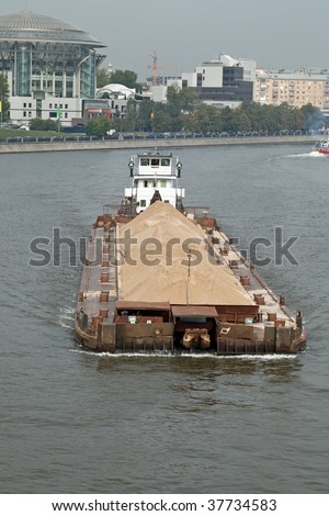 Self-propelled barge with the load of the sand