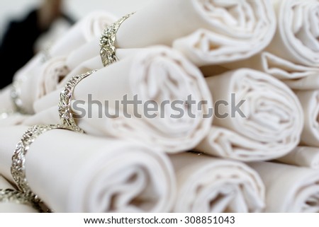 set napkins with rings