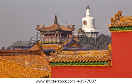 Beihai Buddhist Stupa Yellow Roofs Dragon Pavilion Gugong, Forbidden City Roof Figures Decorations Emperor\'s Palace Built in the 1400s in the Ming Dynasty
