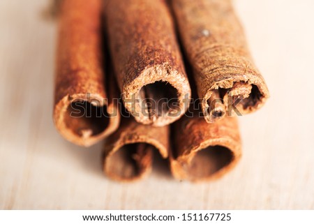 cinnamon sticks on wooden close up