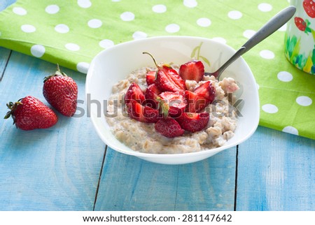 Milk oatmeal porridge with strawberries. Healthy Breakfast